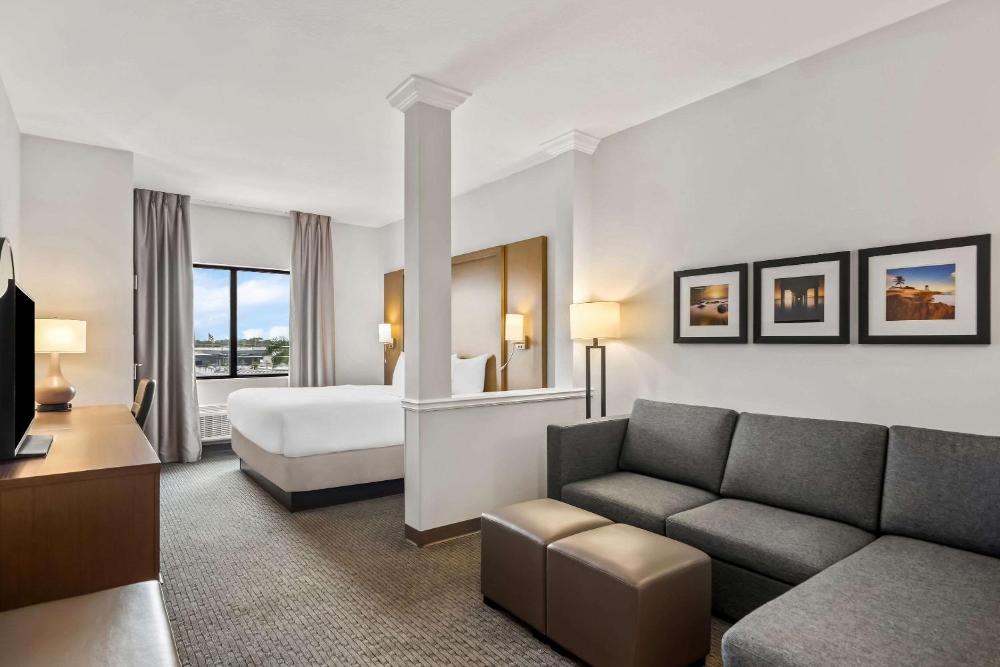 King Suite - Accessible/Non-Smoking interior